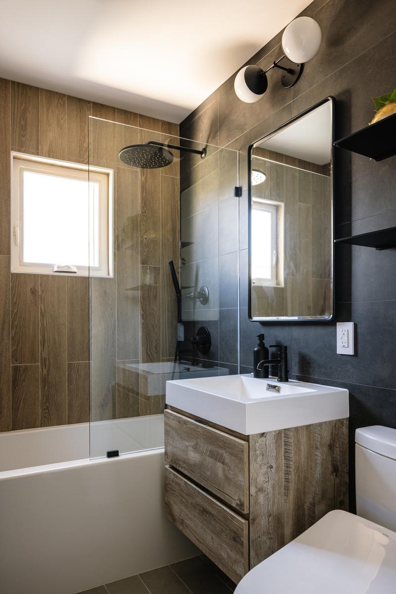 Black and wood bathroom design